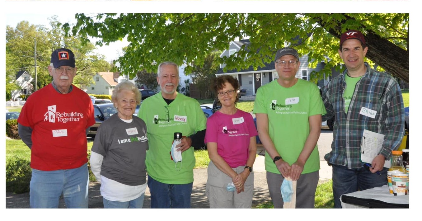 Group photo of 6 volunteers
